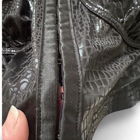 SHEIN Black Croc-Embossed Crop Top - Picture 3 of 3